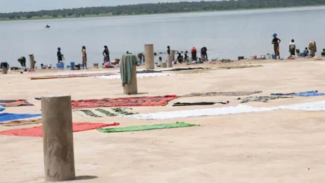 Women washing laundry at Sélingué dam, Mali, the second largest provider of energy for the country (Photo: Alioune Ba/Global Water Initiative)