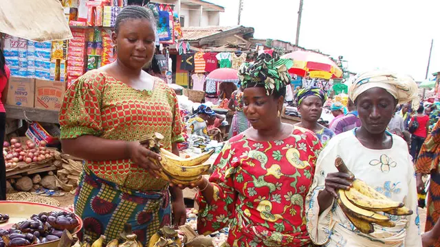 Women selling bananas in a street market (Photo: International Institute of Tropical Agriculture, Creative Commons via Flickr)
