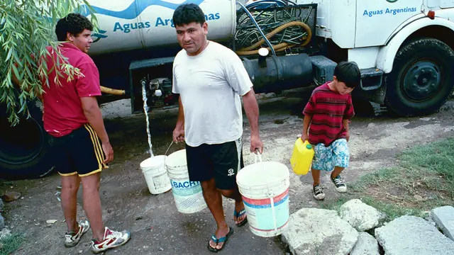 A tanker delivers water to residents in Retiro, a shanty town in Buenos Aires (Photo: Mark Edwards)