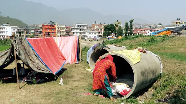 Makeshift camps for internally displaced people sprang up in Kathmandu after the severe earthquake in Nepal in April 2015. Relief workers are struggling to help displaced people find durable shelter as the country braces for the monsoon season (Photo: SIM Central and South East Asia, Creative Commons via Flickr)