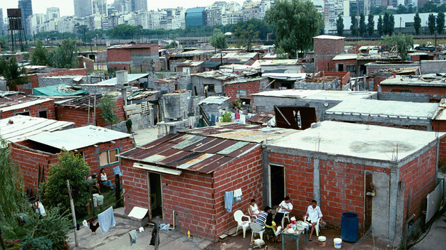 The Retiro district of Buenos Aires features affluent shopping and business areas close to a large shanty town where many homes don't have running water (Photo: Mark Edwards/IIED)