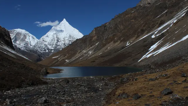 A glacial lake near the Jomolhari mountain in Bhutan. Receding glaciers threaten Bhutan's ecosystem with flash floods, landslides and water security problems (Photo: PNUD, Creative Commons via Flickr)