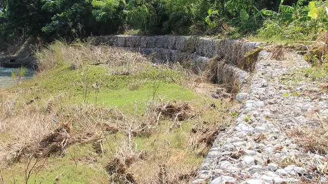 A riverbank management site in Chantal, Haiti, where the United Nations Development Programme (UNDP) helped construct walls to protect communities from hurricane impacts (Photo: UNDP, Creative Commons via Flickr)