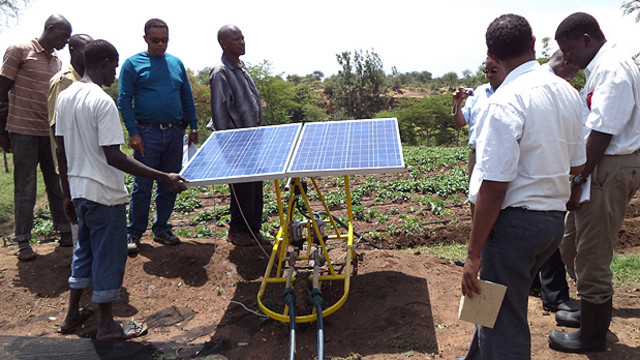  An Ethiopian government delegation learns about energy innovations in a climate smart village in Kenya. Ethiopia's government hopes to combine climate resilience with economic growth (Photo: CGIAR, Creative Commons via Flickr)