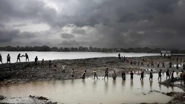 Building an embankment in the Bay of Bengal. Bangladesh has been forced to learn how to cope with the realities of climate change (Photo: Espen Rasmussen/PANOS)