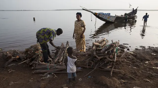 A woman buying firewood at Bamako, Mali. IIED has been working with the government of Mali to set up local climate funds to help communities be more resilient during floods and droughts (Photo: Mike Goldwater/IIED)