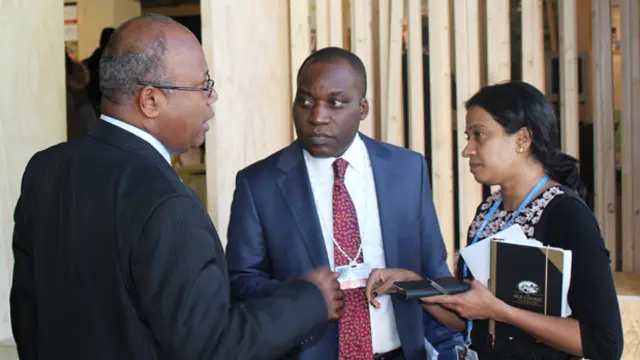 Achala Abeysinghe advises Giza Gaspar-Martins, the former chair of the Least Developed Countries Group, in Paris at COP21 (Photo: Matt Wright/IIED)