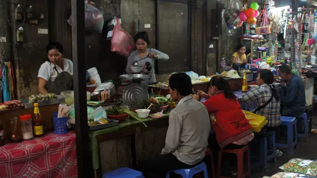 A soup stall in Siem Reap, Cambodia. Many of the urban poor rely on frequent food purchases, often cooked food prepared by street vendors (stefans_box, Creative Commons via Flickr) 