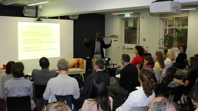 Professor Rashid Sumaila addresses interested marine specialists from research institutes, the private sector and international organisations at Fish Night 5 (Photo: Zaiza Khan/IIED)