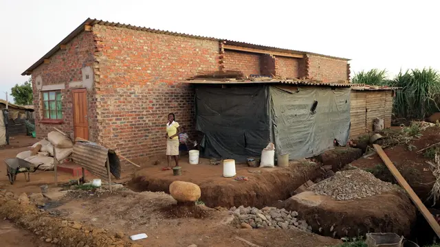 House under construction. In Harare, construction and infrastructure works were carried out by the community, while city authorities and Dialogue on Shelter provided technical support and some machinery. (Photo: Slum Dwellers International, Creative Commons via Flickr)