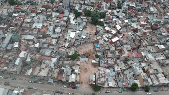Aerial view of a slum.