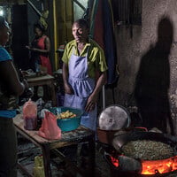 Trust is a vital component in the relationship between vendor and buyer. Clients will return to vendors who serve clean and safe food, and that offer bigger portions. More traditional foods are usually prepared by women, while nyama choma, chapattis, and fried foods are usually cooked by men (Photo: Sven Torfinn/Panos Pictures)