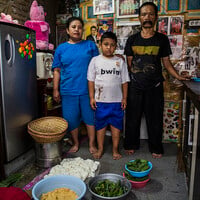 Food vending provides a livelihood for Ato, wife Wanti and their four-year-old son (Photo: Kemal Jufri/Panos Pictures)