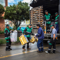 Members of the Asociación de recicladores de USME ARAUS – an affiliate of the Asociación de Recicladores de Bogotá (ARB), an organisation of waste pickers' associations and cooperatives that advocates for waste pickers' rights – go door-to-door to collect recyclable materials in Puente Aranda. The pickers providing this service play an important role in educating residents on the recycling process. "We are not disposable, we reclaim recyclables. What is a disposable cup? A plastic that is recyclable..."